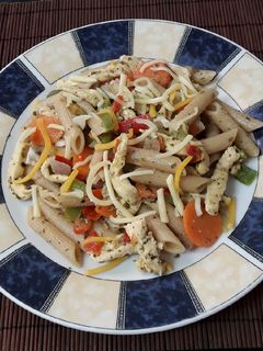 Una foto de Macarrones con pollo y verduras