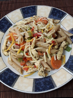 Una foto de Macarrones con pollo y verduras