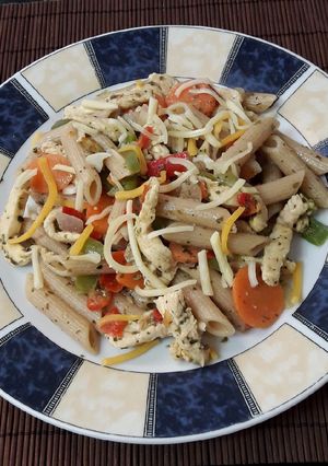 Una foto de Macarrones con pollo y verduras