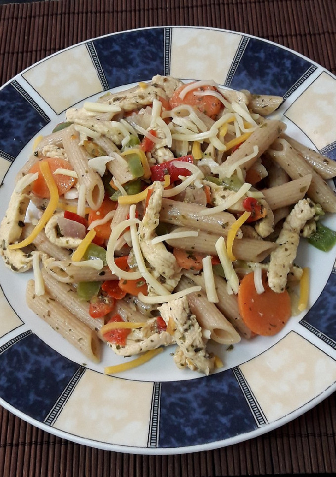 Una foto de Macarrones con pollo y verduras