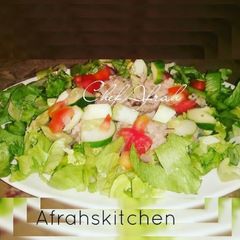 Shinkafa da wake da salad A picture of Shinkafa da wake da salad.
