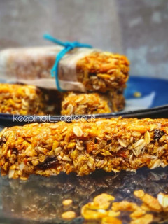 A picture of Honey muesli bars.