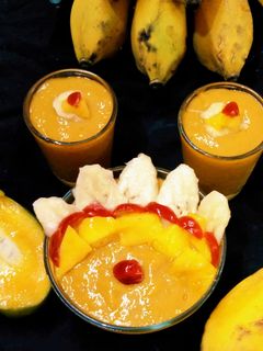 मैंगो बनाना स्मूदी(mango banana smoothie recipe in hindi) रेसिपी मुख्य फोटो