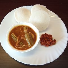 A picture of Mangalore style Idli,sambar and spicy chutney.