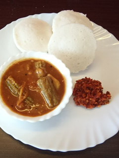 A picture of Mangalore style Idli,sambar and spicy chutney.