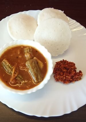 A picture of Mangalore style Idli,sambar and spicy chutney.