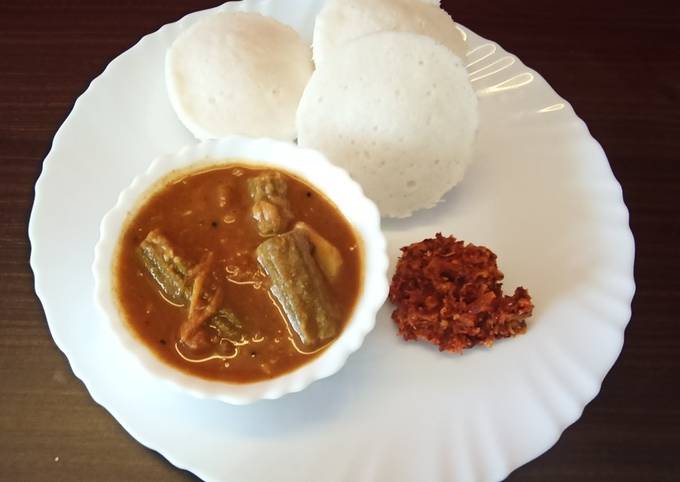 Idli,sambar and spicy chutney
