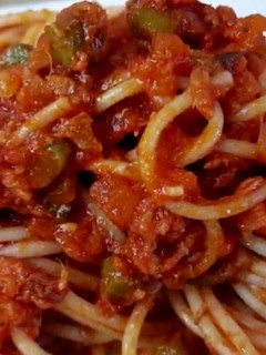 Una foto de Espaguetis con atún y anchoas
