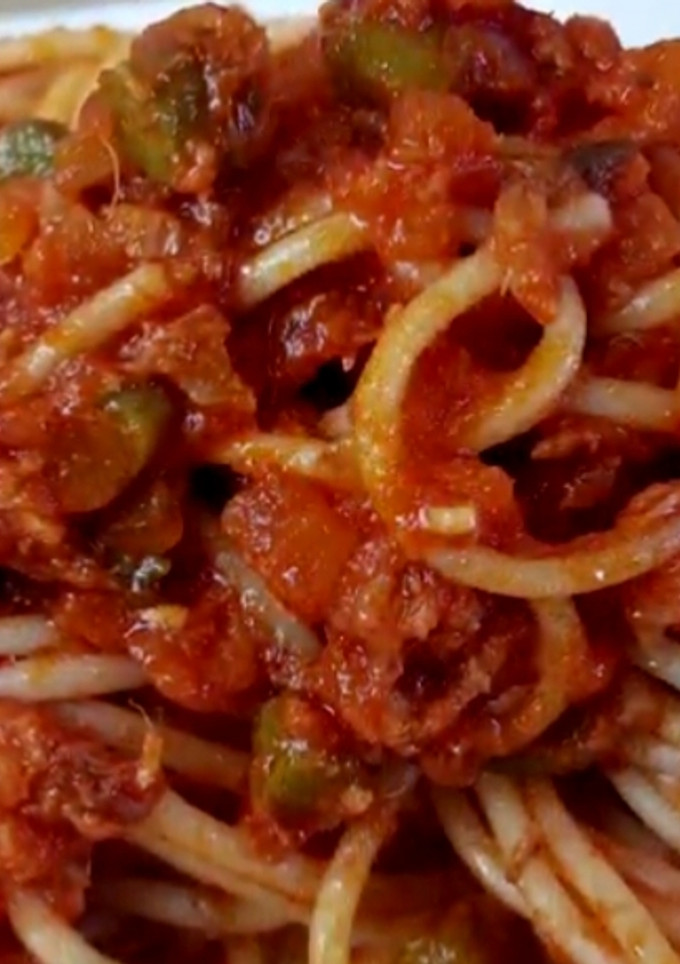 Una foto de Espaguetis con atún y anchoas