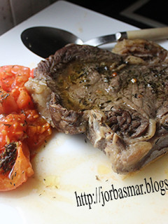 Una foto de Chuletón de ternera con tomate asado