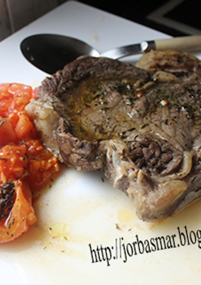 Una foto de Chuletón de ternera con tomate asado