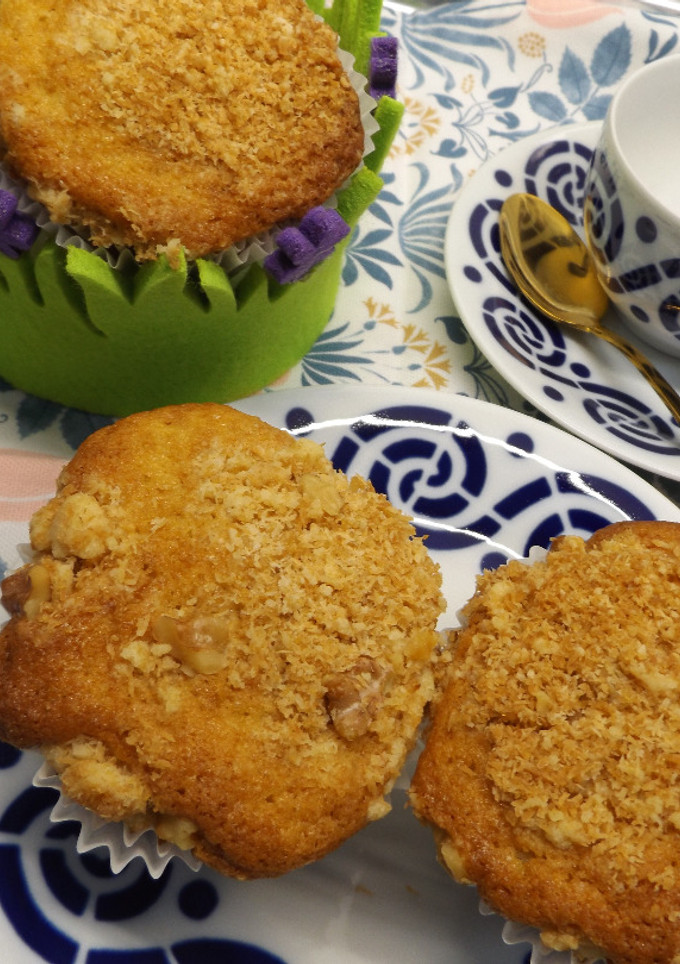 Una foto de Magdalenas crocantes con nueces y coco