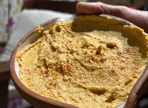 Una foto de Hummus de garbanzos (!!)