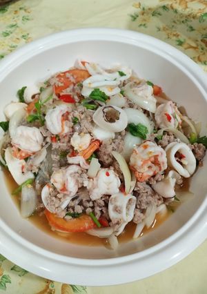 A picture of Seafood Glass Noodle Salad (Yum Woon Sen Talay).