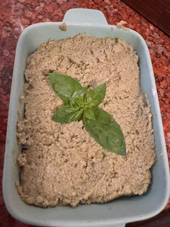 Una foto de HUMMUS DE GARBANZO con PESTO