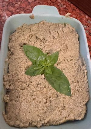 Una foto de HUMMUS DE GARBANZO con PESTO