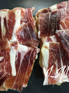 Una foto de Tosta de foie de pato, compota de manzana y jamón serrano
