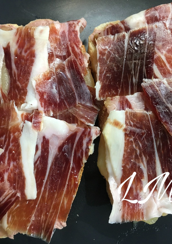 Una foto de Tosta de foie de pato, compota de manzana y jamón serrano