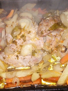 Una foto de Colita de cerdo al horno con vegetales
