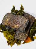 Salmone in crosta di semi di papavero su letto di rape