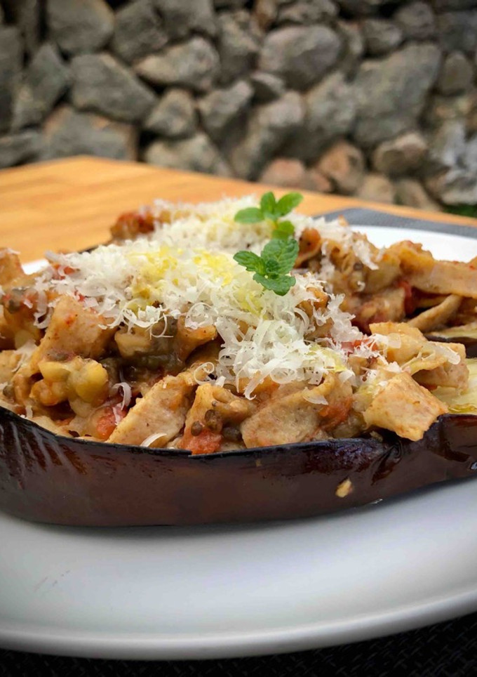 Una foto de Berenjenas rellenas de pasta casera