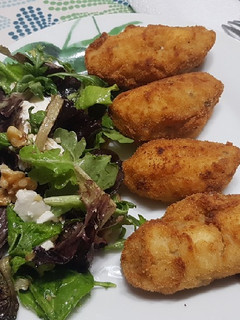 Una foto de Croquetas de jamón, huevo y champiñones