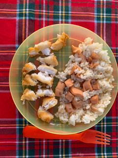 Una foto de Comida de bebé de 10. Merluza rebozada y sepia encebollada con arroz blanco