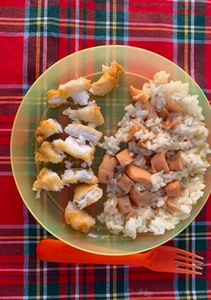 Foto principal de Comida de bebé de 10. Merluza rebozada y sepia encebollada con arroz blanco
