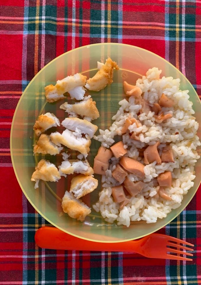 Una foto de Comida de bebé de 10. Merluza rebozada y sepia encebollada con arroz blanco