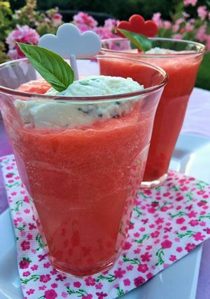 Une photo de Gaspacho de pastèque, feta au basilic
