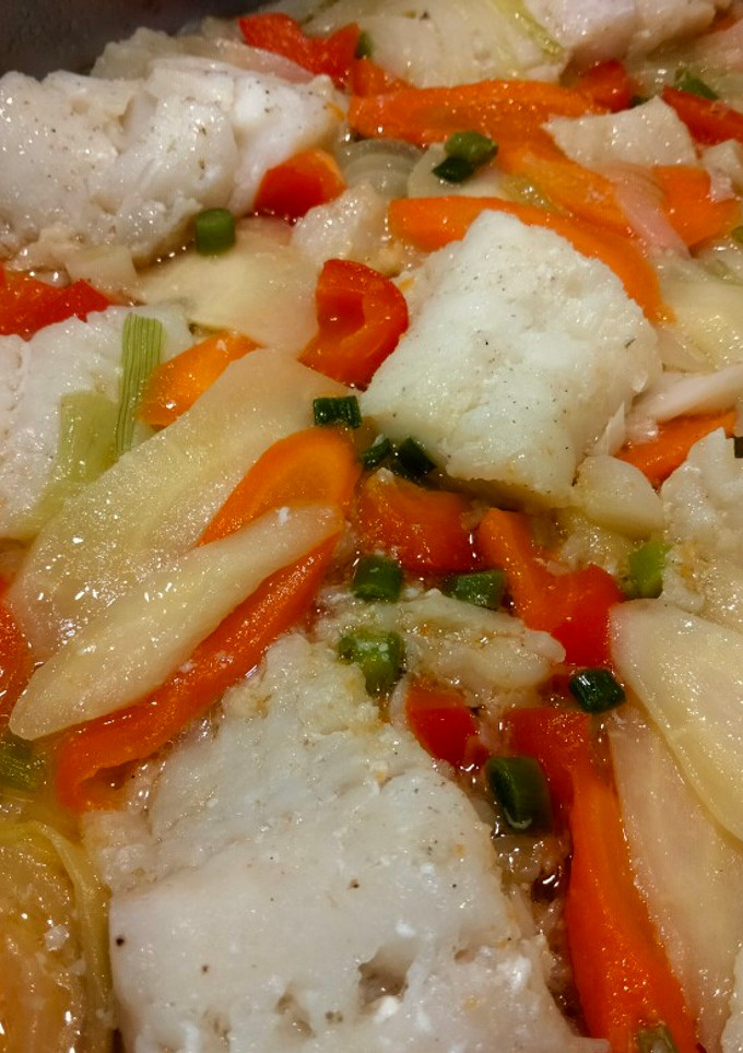 Una foto de Bacalao con verduras