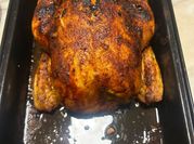 Una foto di pollo alla birra al forno