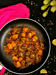 ભરેલા રીંગણા બટાકા નું શાક (Bharela Ringan Bataka Shak Recipe In Gujarati) રેસીપી મુખ્ય ફોટો