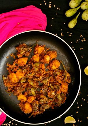 ભરેલા રીંગણા બટાકા નું શાક (Bharela Ringan Bataka Shak Recipe In Gujarati) રેસીપી મુખ્ય ફોટો