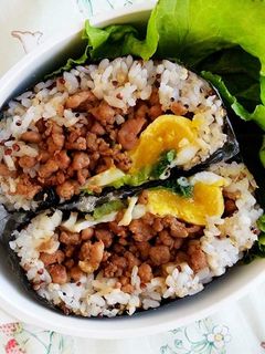 醬肉燥蛋免捏飯糰 的食譜成品照片