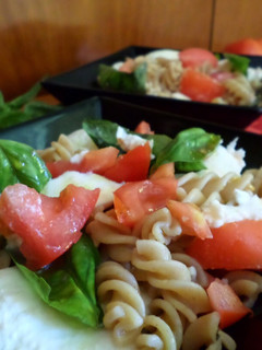 Una foto de Ensalada de pasta caprese