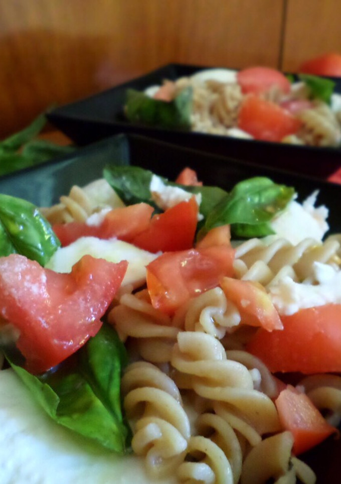 Una foto de Ensalada de pasta caprese