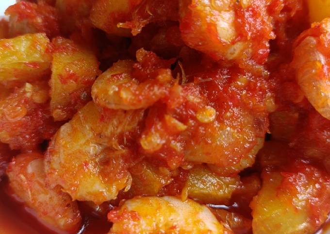 Bagaimana Menyiapkan Sambal Kentang Udang, Lezat