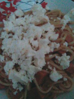 Una foto de Rica pasta con Queso casero 🍝