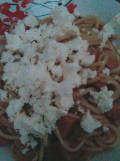 Una foto de Rica pasta con Queso casero 🍝