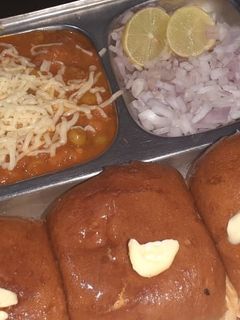 चीज बटर पावभाजी (cheese butter pavbhaji recipe in marathi) रेसिपी चे मुख्य फोटो