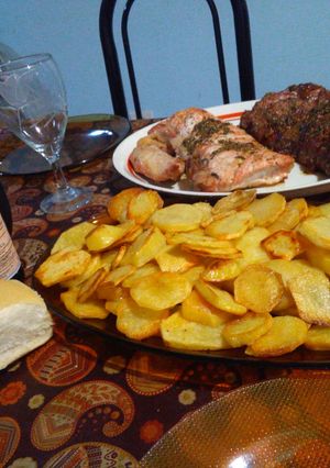Una foto de Colita de cuadril y carré de cerdo con papas al horno