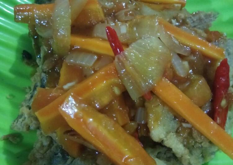 Bagaimana Menyiapkan Gurame tepung pedas manis, Lezat Sekali