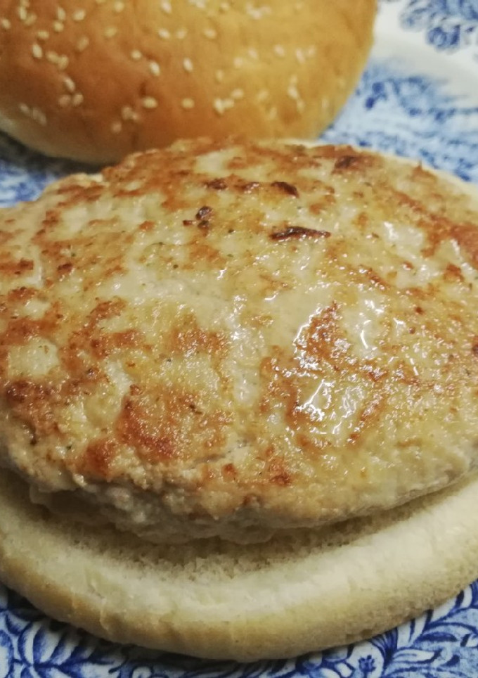 Una foto de Hamburguesa de cerdo casera 🍔