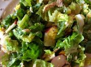 Una foto de ensalada con rabanitos