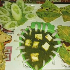 A picture of Palak paneer with palak roti.
