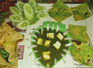 A picture of Palak paneer with palak roti.
