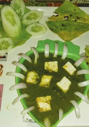 A picture of Palak paneer with palak roti.