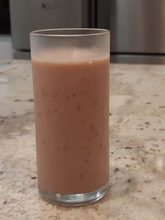 Una foto de Batido de frambuesa, plátano y Kinder Bueno