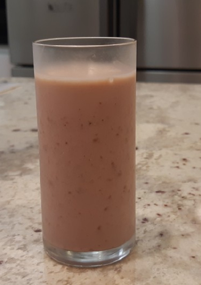 Una foto de Batido de frambuesa, plátano y Kinder Bueno